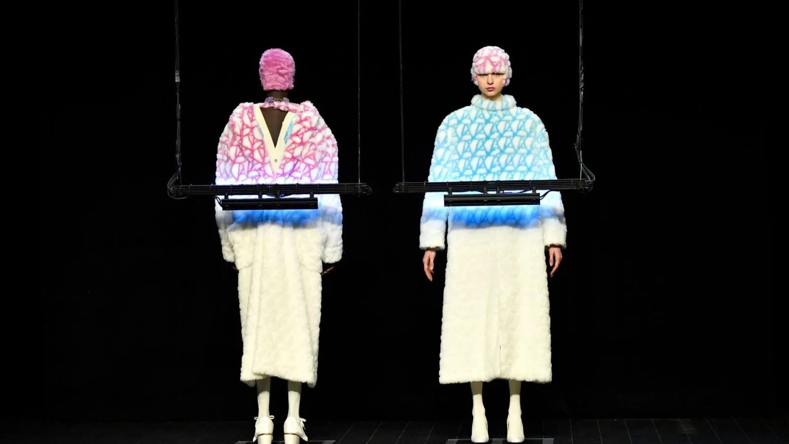 Dua model memeragakan fashion fotokromatik karya Kunihiko Morinaga di Paris Fashion Week 2023.*/Instagram/@anrealagde_official