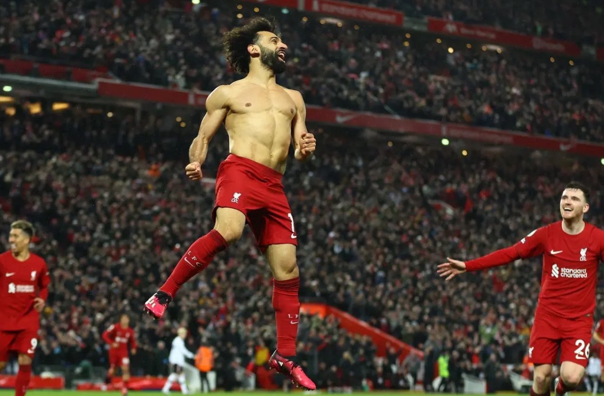 Pemain Liverpool, Mohamed Salah melakukan selebrasi saat melawan Manchester United.