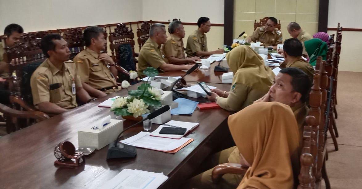 Pj Bupati Banjarnegara Tri Hasto Widirahmanto memimpin rapat Koordinasi Persiapan Pelaksanaan Intervensi Program Kegiatan Penghapusan Kemiskinan Ekstrem Bertempat di Ruang Rapat Bupati Banjarnegara pada hari Senin (06/03)