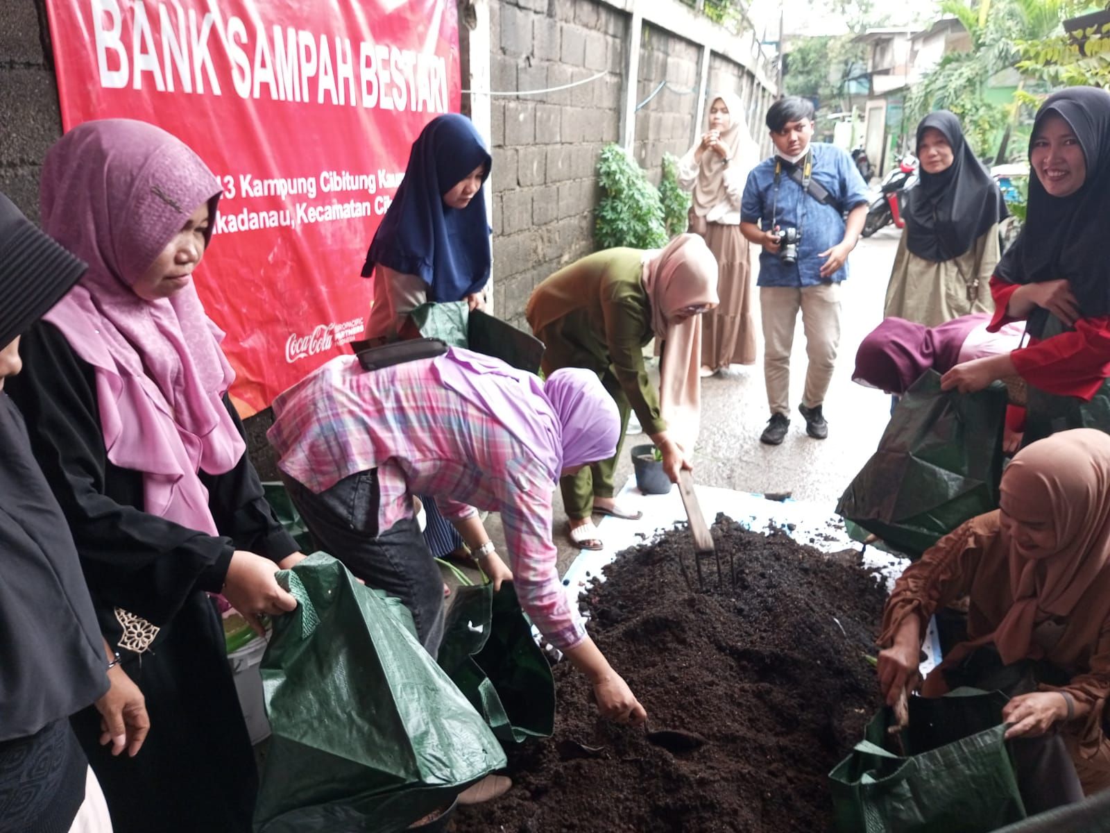 Aksi kelola sampah organik menjadi kompos bersama komunitas Desa Bestari, program community development di dekat pabrik Coca-Cola Europacific Partners Indonesia di Kab.Bekasi.
