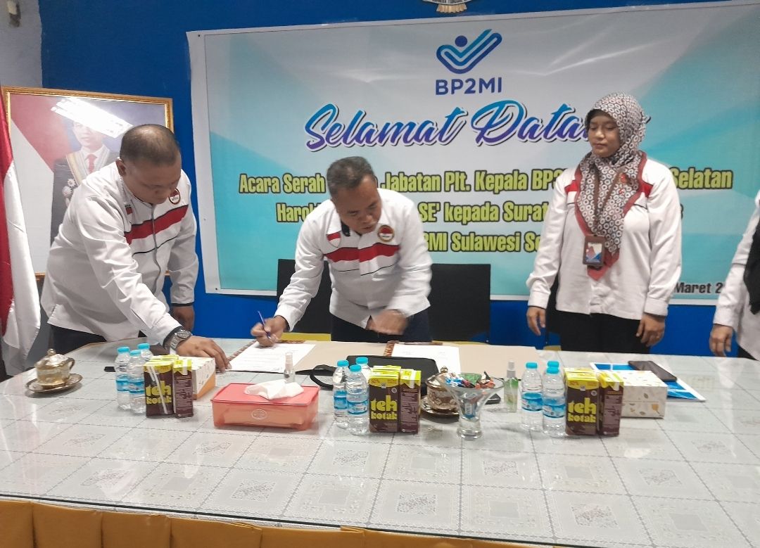 Dari kiri kekanan : Harold Hamonangan, SE pelaksana tugas ( Plt) BP3MI, Dr. Servulus Bobo Riti Kabiro SDMO BP2MI dan kepala BP3MI definitif Suratmi Hamida, S.Sos, Penandatangan Berita Acara Serah Terima Jabatan BP3MI Sulawesi Selatan