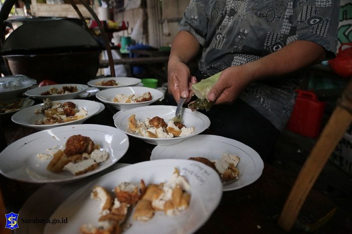Makanan Enak Khas Favorit Wong Surabaya: Sejarah Kuliner Lontong Balap Kranggan yang Legendaris!