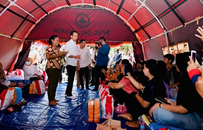 Presiden Republik Indonesia, Joko Widodo saat meninjau langsung korban kebakaran Depo Pertamina Plumpang Jakarta Utara 