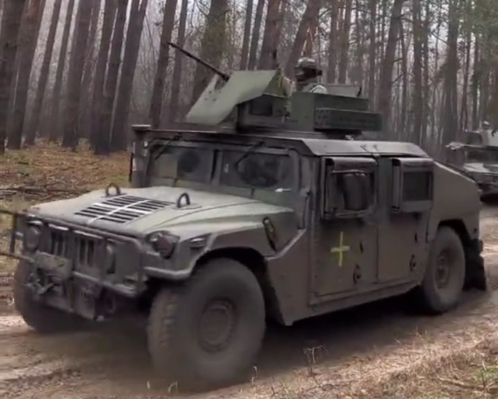 Konvoin Humvee tentara Ukraina usai kembali dari operasi militer