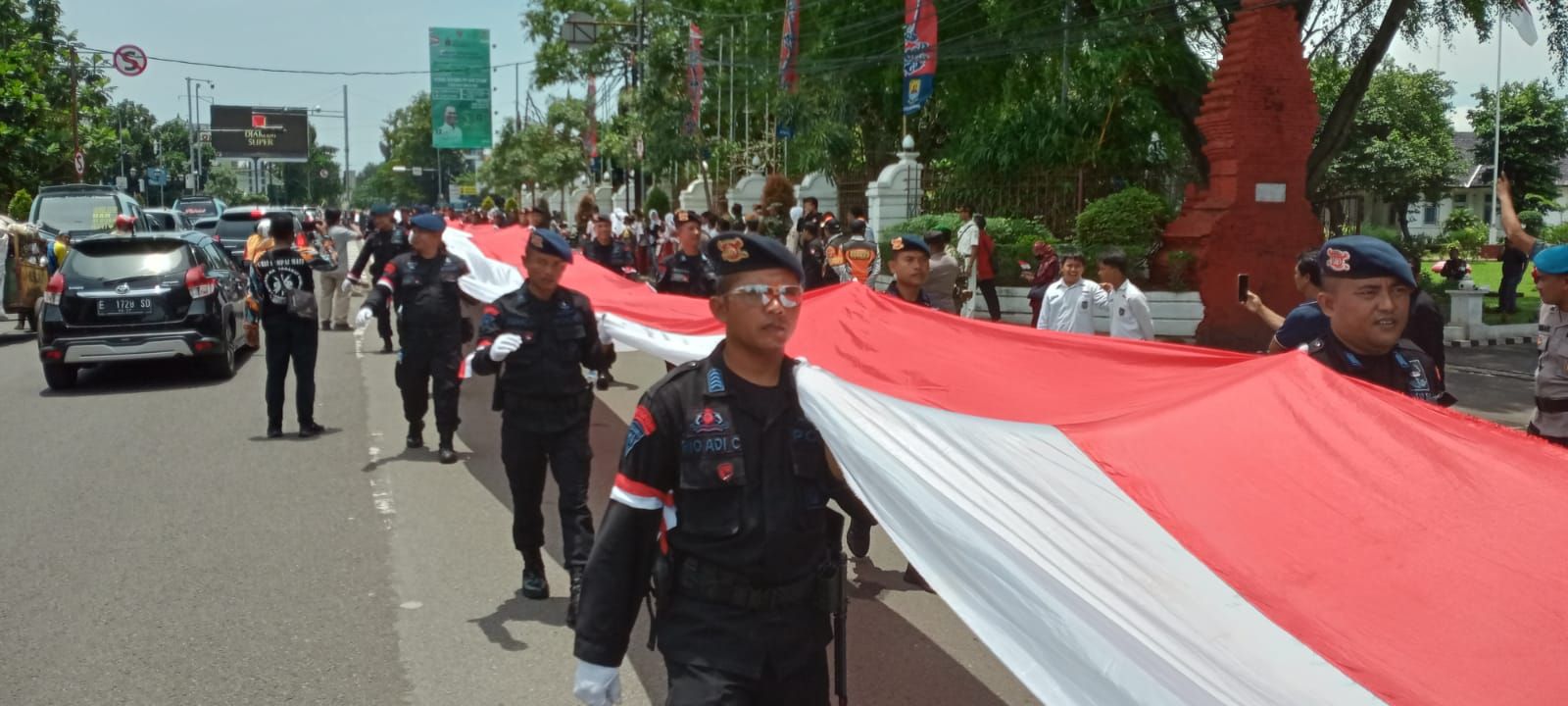 Bendera merah putih sepanjang 500 meter dibawa saat kirab merah putih di Kota Cirebon.