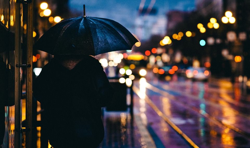 ilustrasi orang menggunakan payung karena hujan