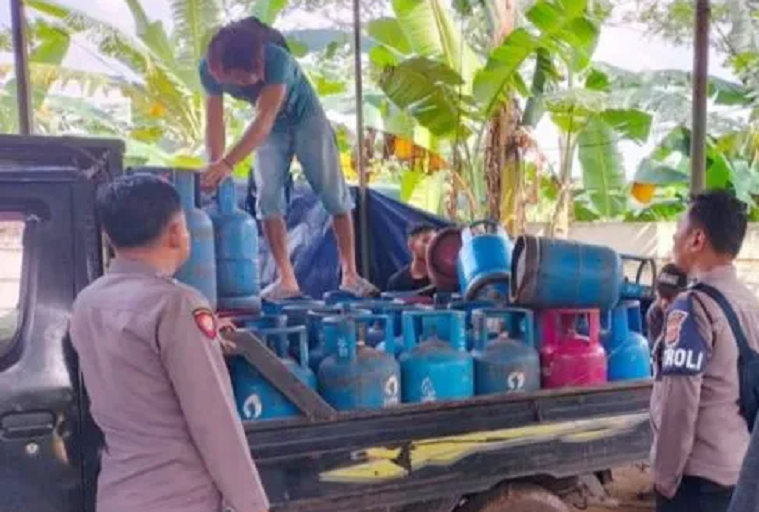 Polres Bogor ungkap praktik oplos gas 12 kilogram.