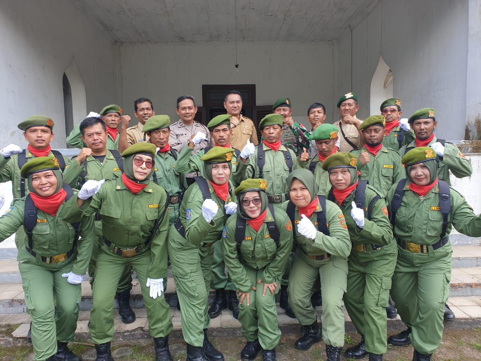 Personel Linmas Purwareja Klampok Foto Bersama Pelatih dan Official Usai Gladi Bersih 