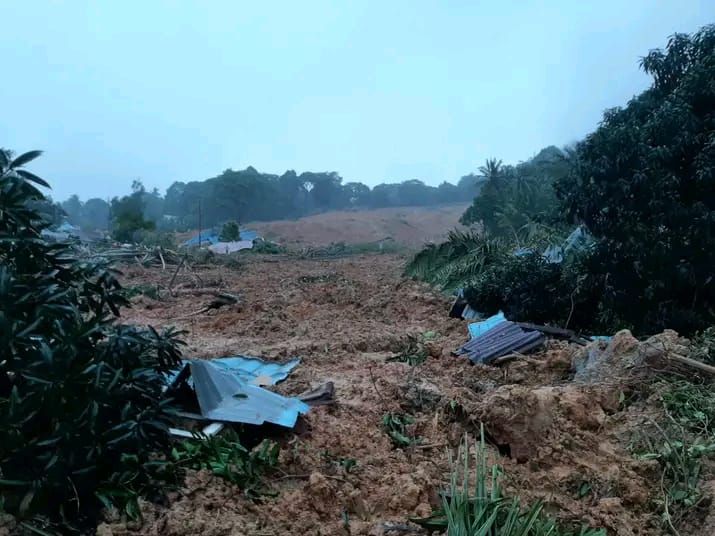 Tanah longsor akibat hujan deras, menurut warga bukit berubah jadi sungai, dikabarkan korban meninggal dunia sudah 13 jiwa, pulahan  orang hilang di Desa Serasan Timur , Kabupaten Natuna- Propinsi Kepri (Kepulauan Riau) hari ini Senin tgl 6 Maret 2023.