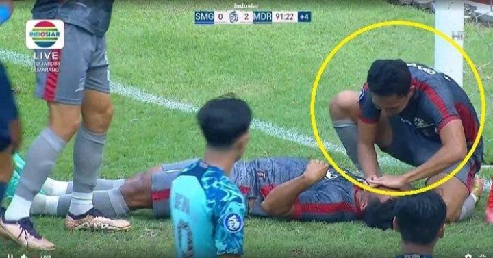 Pemain Madura United, Ricki A ( Rian) ketika kelopas di mulut gawang PSIS Semarang usai mencetak gol di penghujung laga. Kejadian ini berawal dari tendangan Farrel Arya (PSIS Semarang) mencoba menghalau bola namun mengenai Ricki 