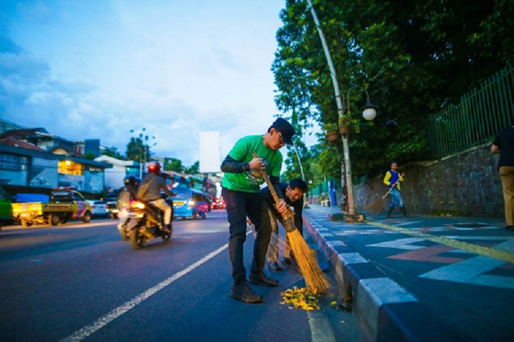 ASN Kota Bogor bantu Pasukan Kuning sapu jalan raya.
