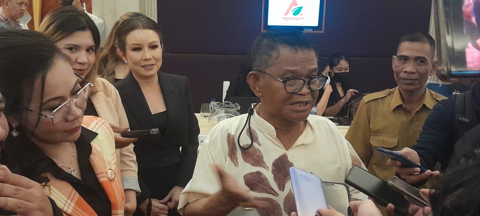 Gubernur Sulawesi Tengah, Rusdy Mastura (kanan) didampingi Sekretaris Umum APNI, Meidy Katrin Lengkey (kiri) saat memberikan keterangan kepada awak media