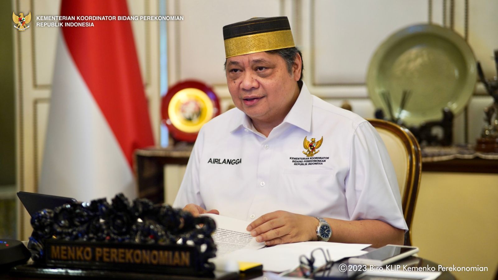 Menko Airlangga Hartarto mengatakan bahwa penerima PKH dan BPNT akan diprioritaskan untuk dapat 3 bansos baru berupa beras 10 kg, telur, dan ayam, yang akan disalurkan selama 3 bulan mulai Maret-Mei 2023.