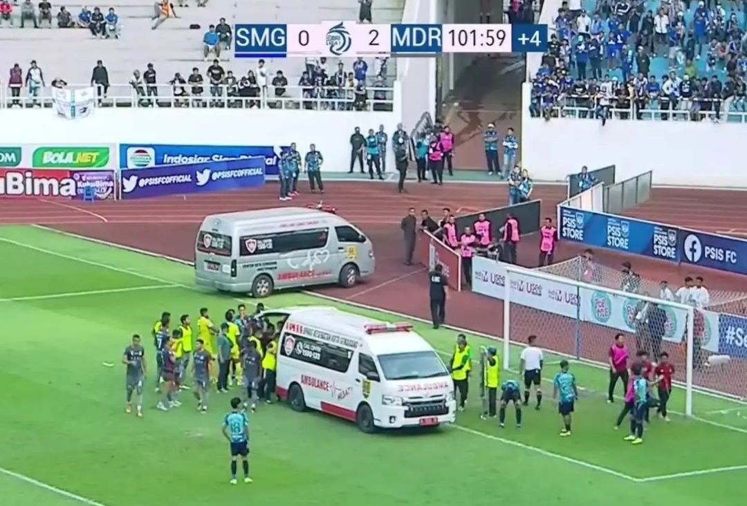 Ricki Ariansyah tak sadarkan diri usai cetak gol di laga PSIS Semarang vs Madura United BRI Liga 1 hari ini