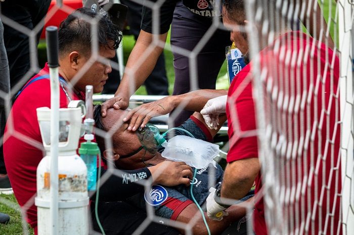 Pesepak bola Madura United Ricki Ariansyah mendapatkan bantuan oksigen dari tim medis karena mengalami kejang setelah berbenturan dengan pesepak bola PSIS Semarang dalam pertandingan lanjutan BRI Liga 1 di Stadion Jatidiri, Semarang, Jawa Tengah, Selasa (7/3/2023). 