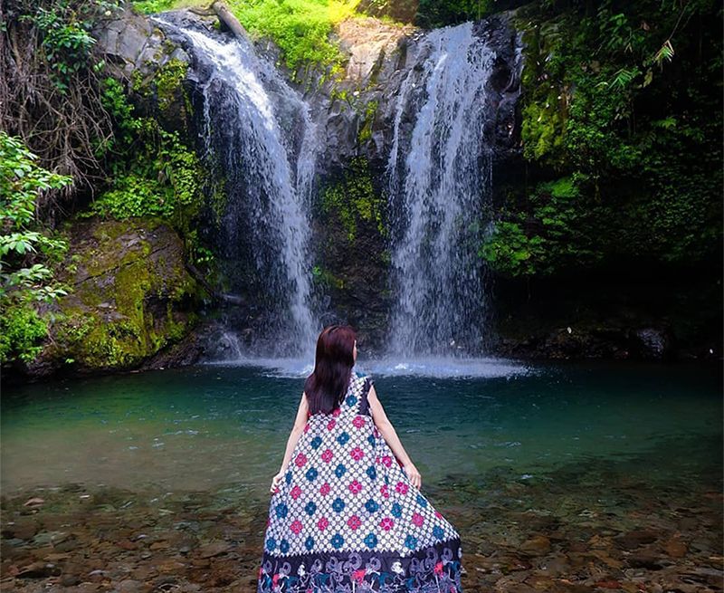 Uniknya dua aliran sungai yang berbeda di curug Batu Blek, Kabupaten Tasikmalaya