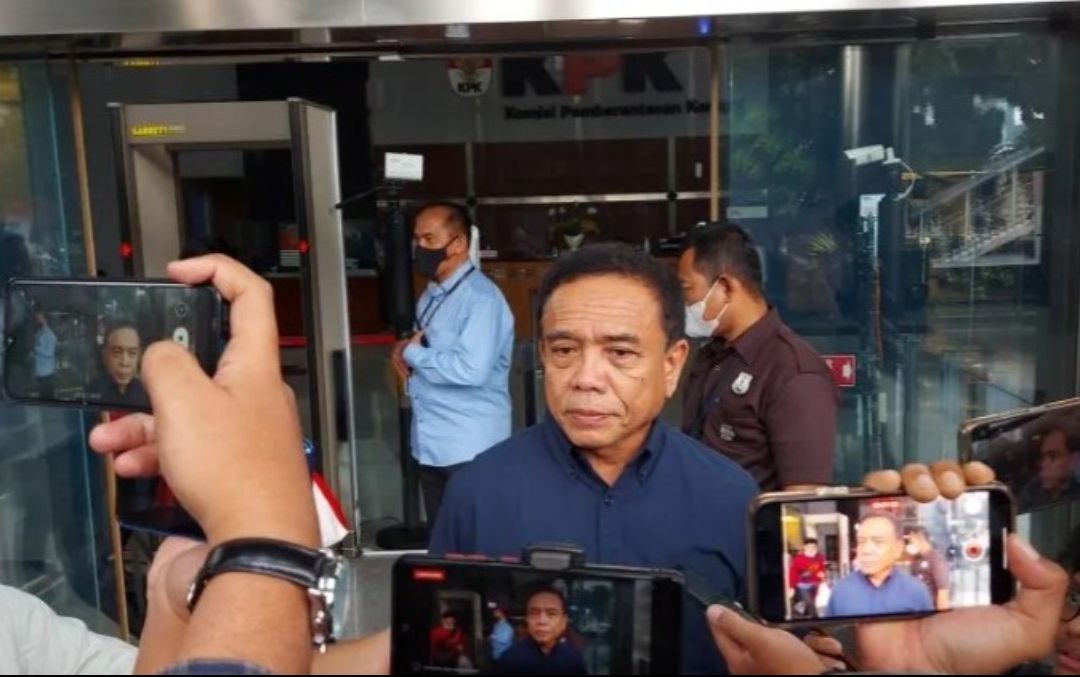 Mantan Gubernur Aceh Irwandi Yusuf berikan keterangan kepada wartawan usai diperiksa KPK di Gedung Merah Putih KPK, kini Ia dicegah bepergian keluar negeri