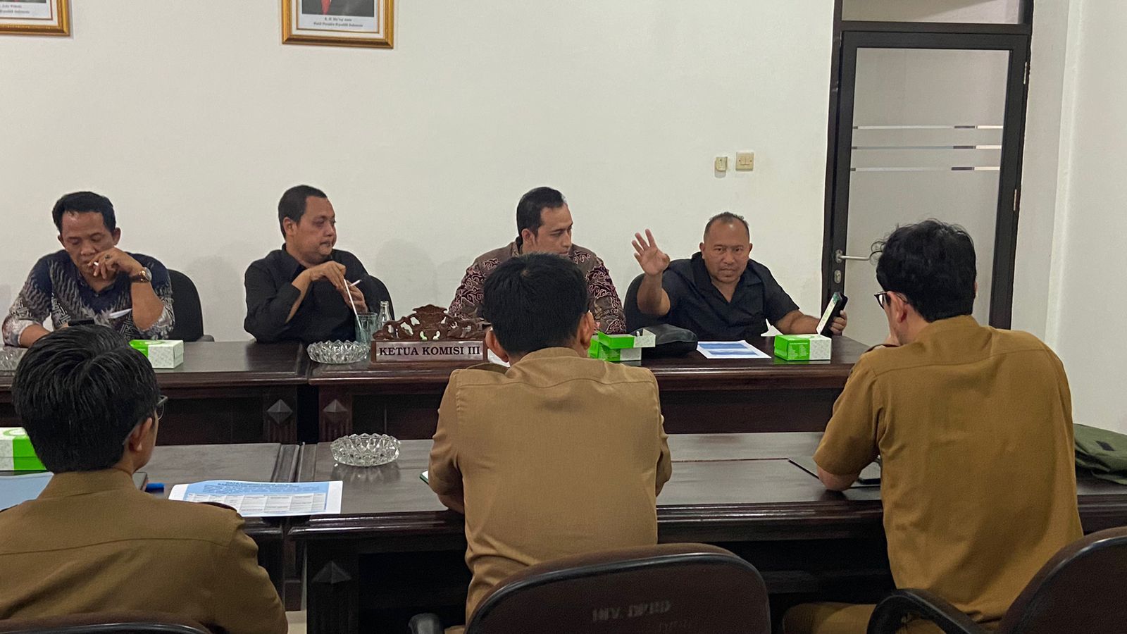 Komisi III DPRD Kabupaten <a href='https://www.westjavatoday.com/tag/cirebon'>Cirebon</a> rapat bersama DPUTR, BKAD, dan Bappelitbangda untuk membahas jalan rusak.