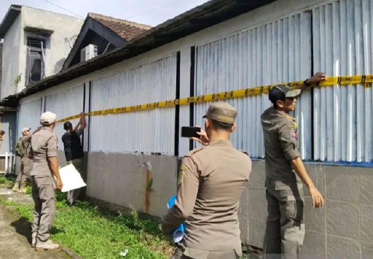 Satpol PP segel tempat karaoke di Jalan Raya Puncak Bogor, Jawa Barat.