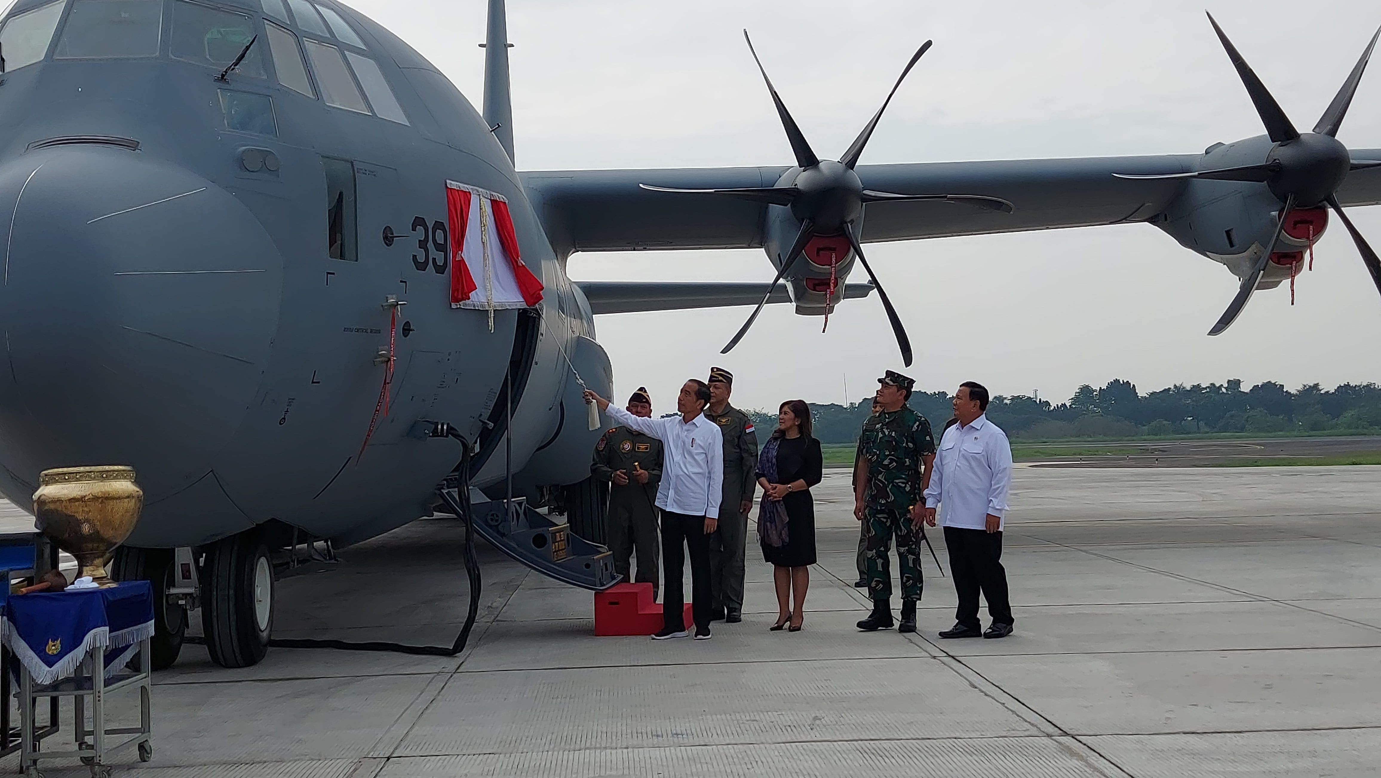 Presiden Joko Widodo (Jokowi) menghadiri acara penyerahan pesawat dari Menteri Pertahanan (Menhan) Prabowo Subianto kepada TNI Angkatan Udara di Lanud Halim Perdanakusuma, Jakarta Timur, Rabu, 8 Maret 2023.