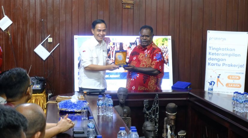 Kepala Perwakilan Bank Indonesia Provinsi Papua, Juli Budi Winantya (Kiri) Bupati Asmat, Elisa Kambu (kanan) saat menerima plakat