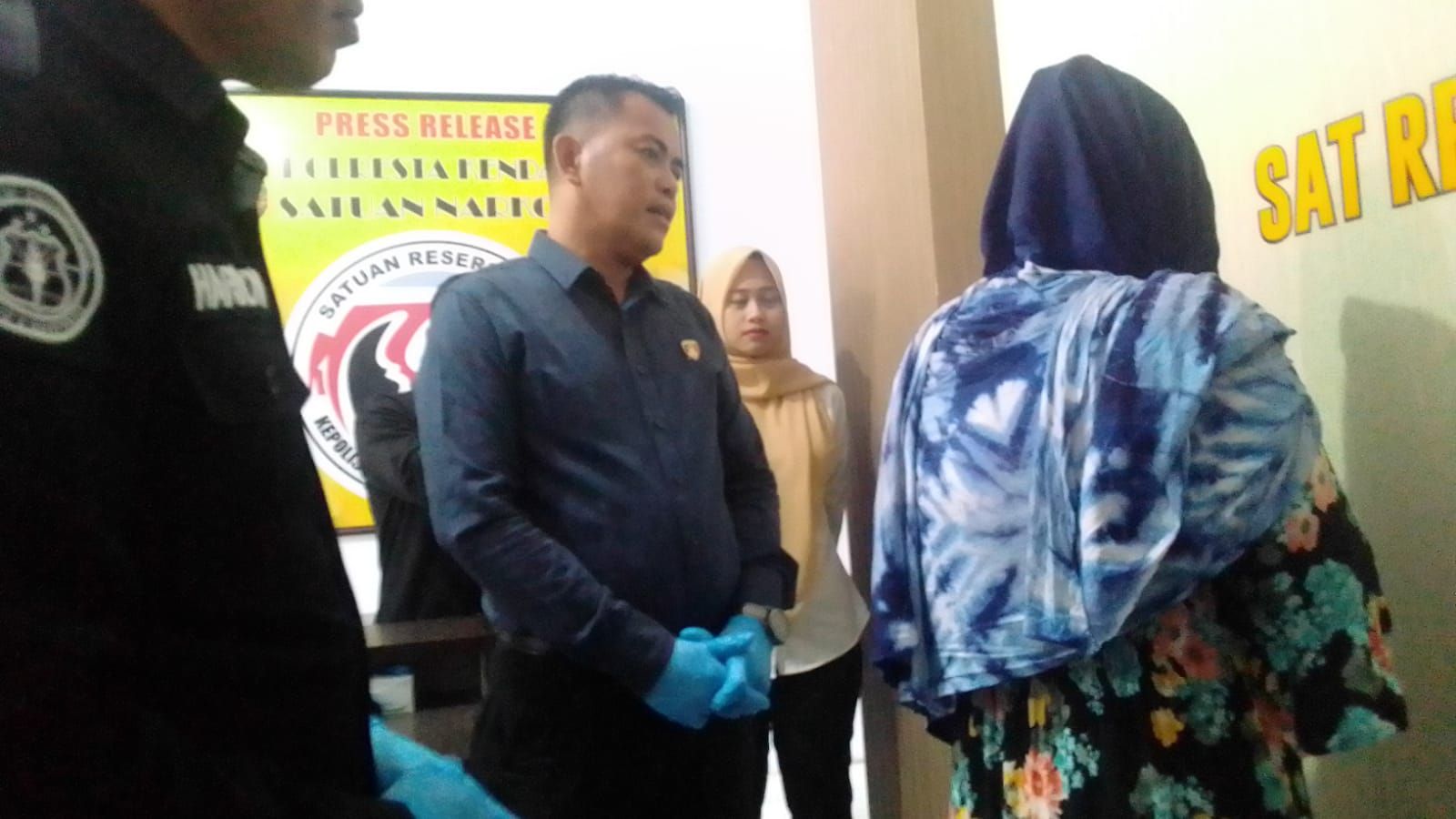 Ra (36), Ibu Rumah Tangga (IRT) di Kendari diamankan polisi setelah ketahuan mengedarkan narkotika jenis sabu seberat 22,99 gram.