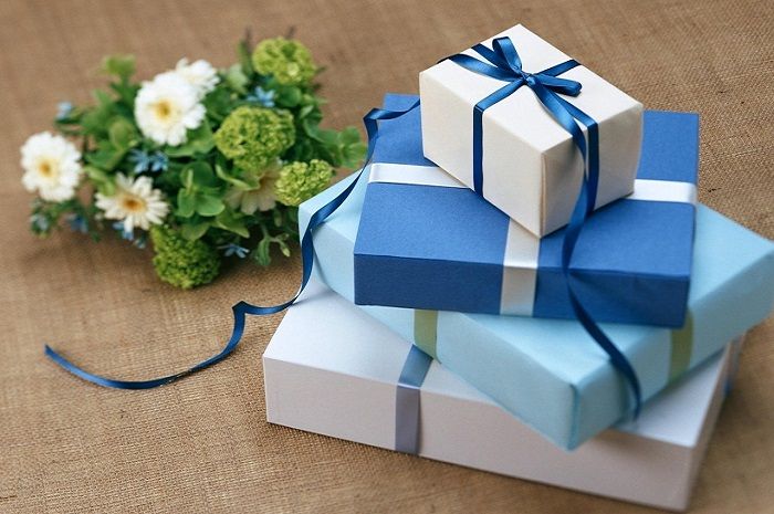 Ilusrasi kado. Persiapkan kado istimewa untuk diberikan kepada anak laki-laki di hari ulang tahunnya.