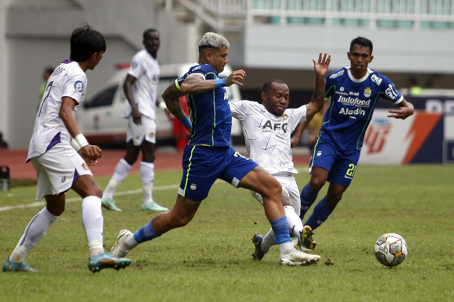 Persik Kediri resmi memperpanjang kontrak winger lincahnya. Sementara, Persib Bandung mengincar gelandang asal Spanyol.