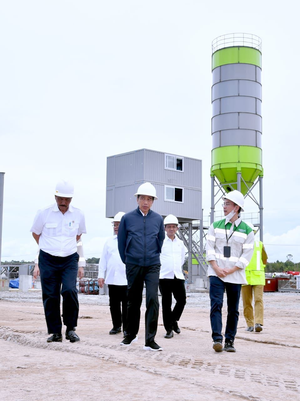 Presiden Joko Widodo meninjau Kawasan Kalimantan Industrial Park Indonesia (KIPI) di Kabupaten Bulungan, Provinsi Kalimantan Utara, pada Selasa, 28 Februari 2023.