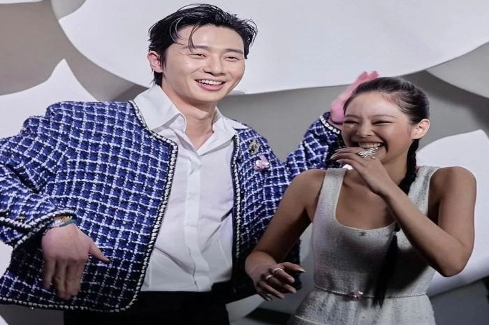 Park Seo Joon tertangkap kamera sedang mendekati Jennie BLACKPINK di acara Chanel Fall Winter Paris Fashion Week beberapa waktu lalu. /Instagram/@parkseojun_world