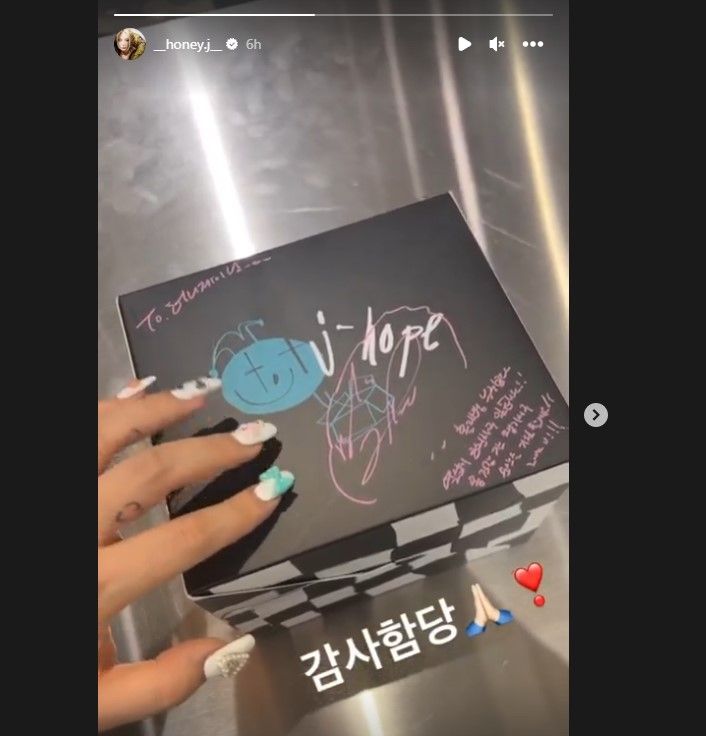 Hadiah dari J-Hope BTS untuk Honey J
