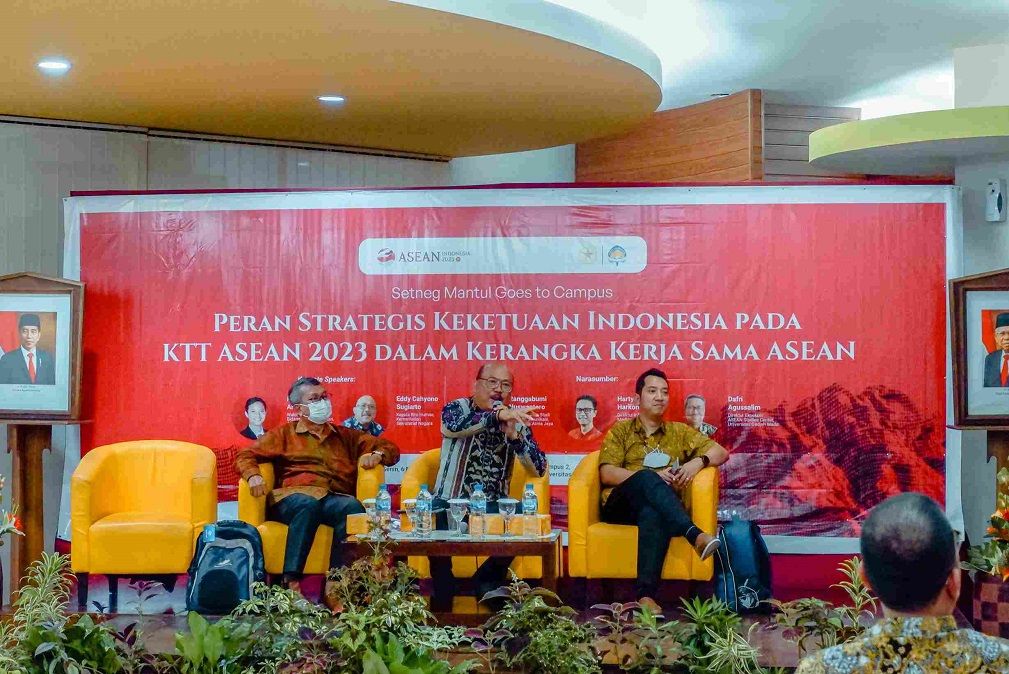 Setneg Mantul Goes to Campus bertema “Peran Strategis Keketuaan Indonesia pada KTT ASEAN 2023 dalam Kerangka Kerja Sama ASEAN” di Ruang Diskusi Kampus 2, Gd. Thomas Aquinas UAJY, Senin (6/3/2023). Foto: Humas UAJY