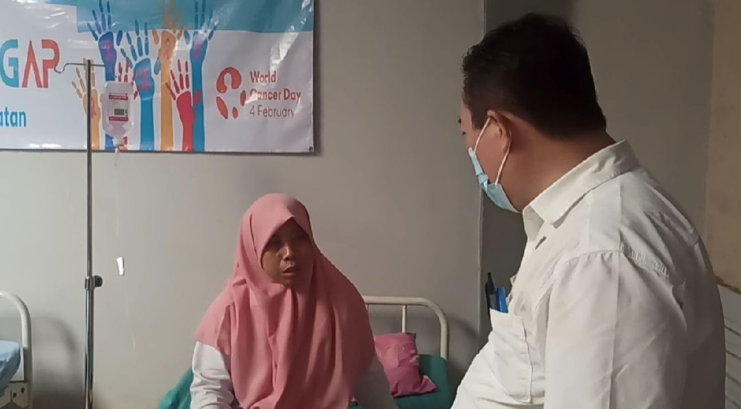 Kadinkes Subang saat jenguk salah satu pasien keracunan di Puskesmas Pagaden Subang, Rabu 8 Maret 2023