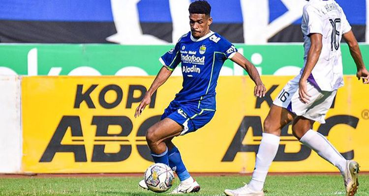 Pemain Persib Bandung Ricky Kambuaya dalam pertandingan Liga 1 2022/2023 melawan Persik Kediri di Stadion Pakansari, Bogor, Rabu, 8 Maret 2023.