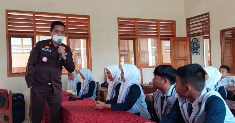 Seorang jaksa Kejari Kuningan tengah menyampaikan materi hukum kepada siswa-siswa SMP.