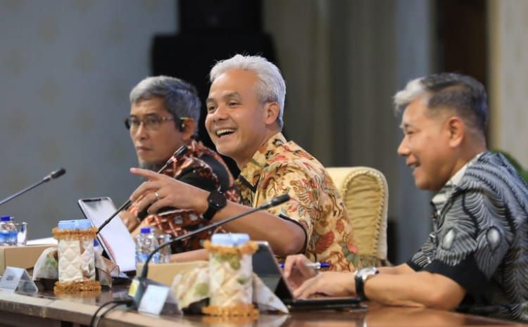 HOAKS - Beredar unggahan yang menyebut jika Gubernur Jawa Tengah, Ganjar Pranowo (tengah) mengundurkan diri atau keluar dari PDIP.*