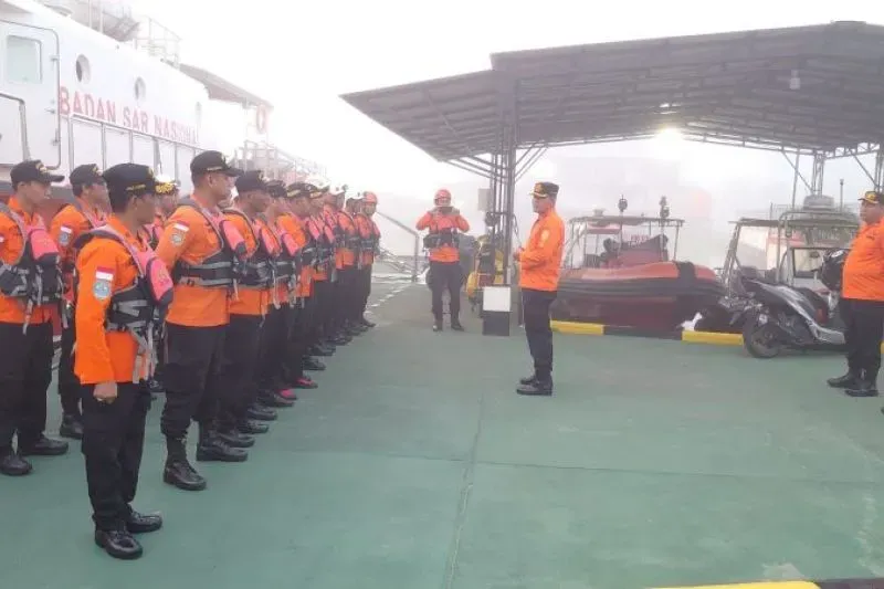   Basarnas Pontianak mengirimkan bantuan tim penyelamat dan evakuasi pada Selasa pagi, 7 Maret 2023 ke Pulau Serasan untuk membantu penyelamatan korban hilang.