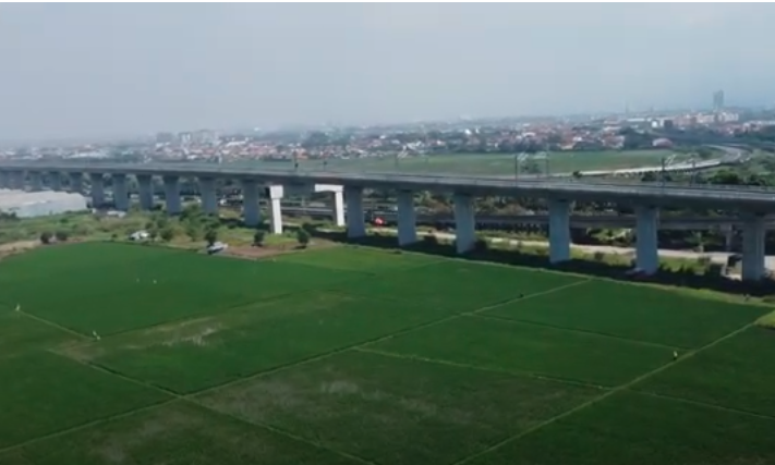 Pesawahan di Desa Tegalluar di sebelah selatan area yang nantinya dibangun Junction Gedebage. Di pesawahan inilah jalur Tol Getaci mengarah ke selatan