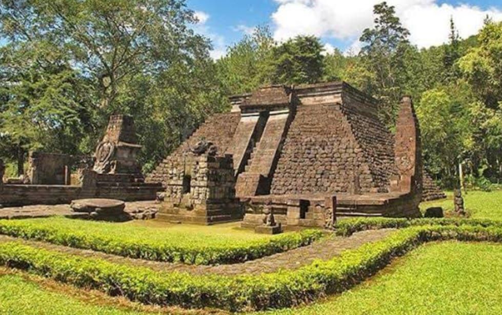Candi Sukuh di Kecamatan Ngargoyoso, Kabupaten Karanganyar, candi yang penuh daya tarik daripada candi yang lain