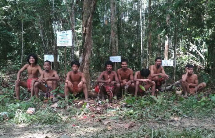 Suku Anak Dalam kelompok Temenggung Apung di Desa Tanah Garo Kecamatan Muara Tabir Kabupaten Tebo Provinsi Jambi.