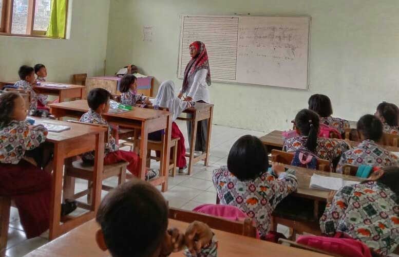 SALAH seorang guru PPPK di SDN Gandasari, Desa Gandasari, kecamatan Kasokandel, Kabupaten Majalengka tengah mengajar murid di ruang kelas.*