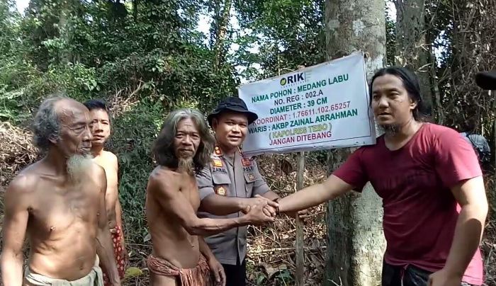 Kapolres Tebo, AKBP Zainal Arrahman saat menerima waris pohon dari Suku Anak Dalam.