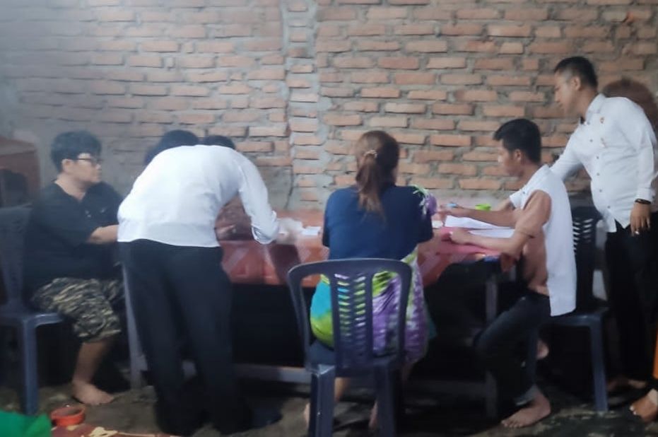 Empat IRT di Kabupaten Konawe, Sulawesi Tenggara ditangkap polisi gegara kepergok sedang bermain judi kartu remi. 