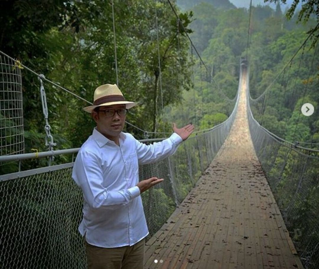 Ridwan Kamil di jembatan situgunung