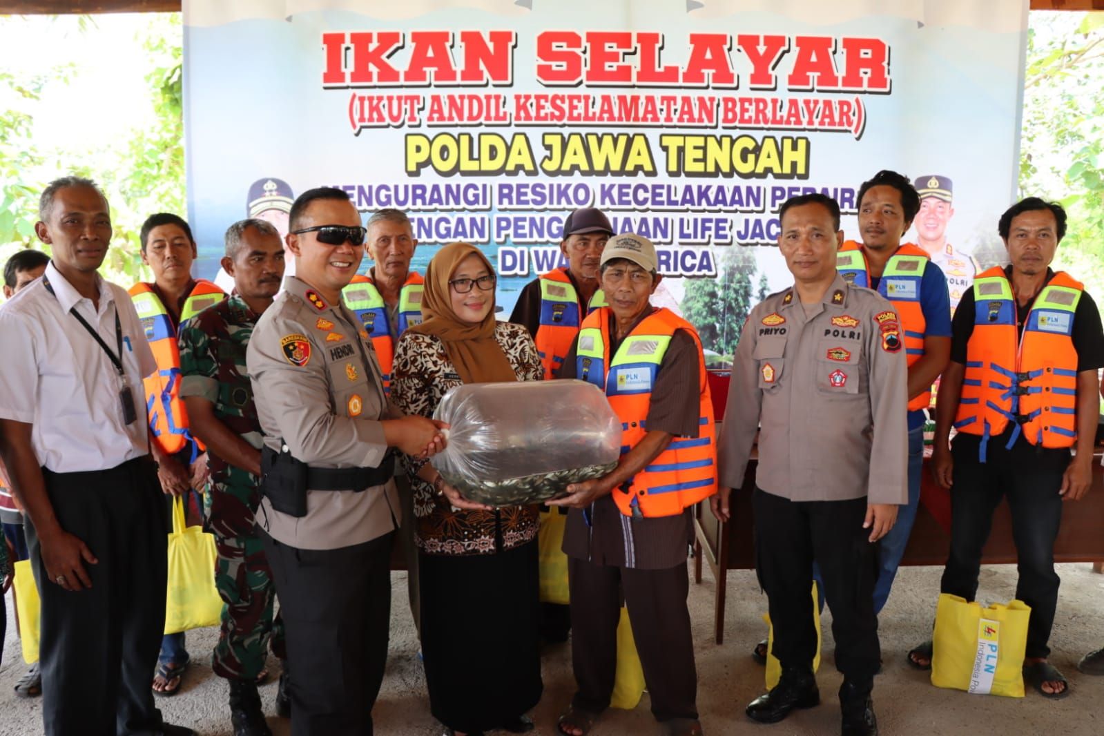 Cegah Kecelakaan di Destinasi Wisata Perairan, Polres Banjarnegara Bagikan Life Jaket di Wisata Sekong Wanadadi