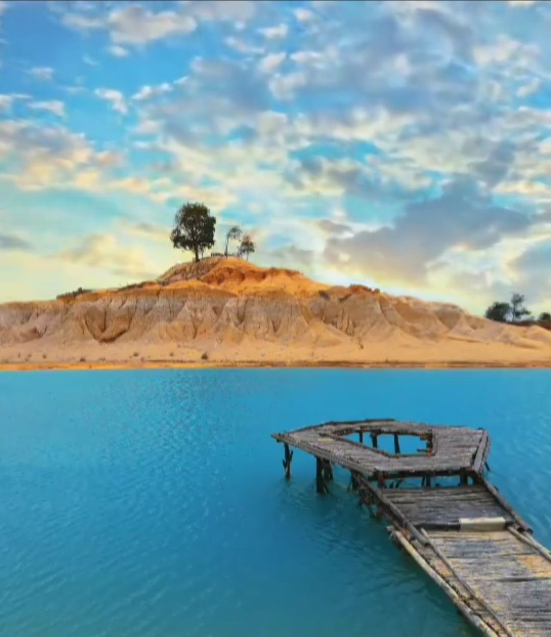 Keindahan gurun pasir busung dan danau biru nya menawarkan keindahan yang menawan.