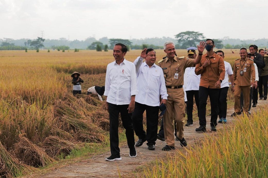 Prabowo Subianto dan Ganjar Pranowo mendampingi Presiden Joko Widodo pada agenda panen raya di Desa Lejer, Kecamatan Ambal, Kebumen, Kamis (9/3/2023). Foto: Istimewa