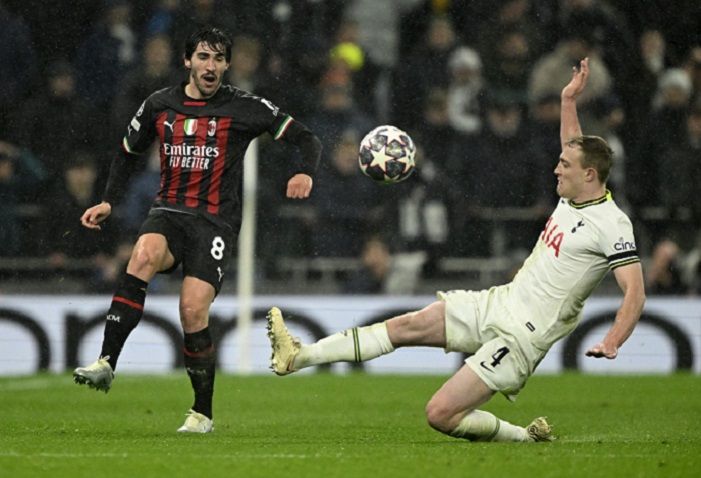 Sandro Tonali dari AC Milan beraksi dengan Oliver Skipp dari Tottenham Hotspur. Sepak Bola - Liga Champions - Babak 16 Besar - Leg Kedua - Tottenham Hotspur v AC Milan - Stadion Tottenham Hotspur, London, Inggris - 8 Maret 2023. RE