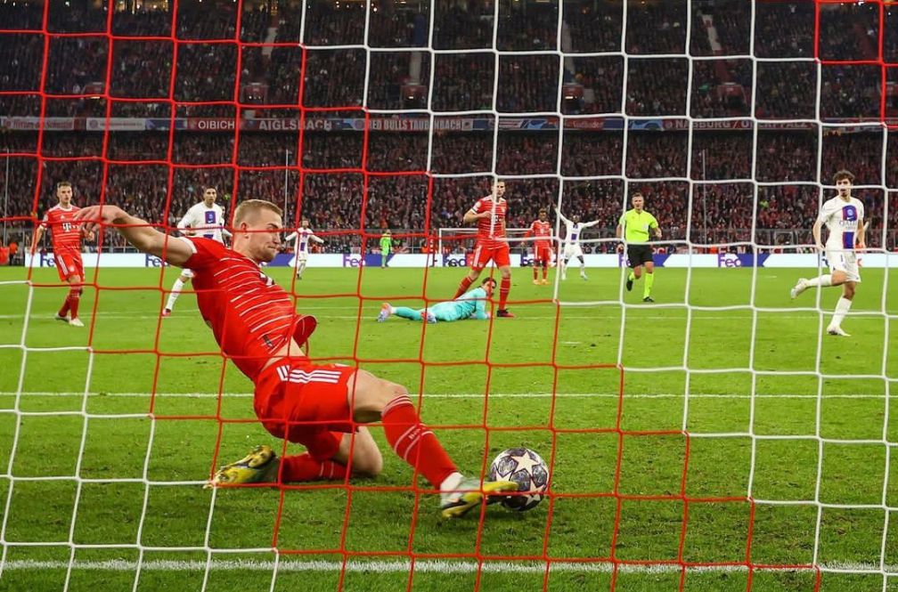 Pemain Bayern Muenchen, De Ligt menghalau bola tendangan pemain PSG, Vitinha pada pertandingan Liga Champions di Allianz Arena, Kamis dini hari WIB.