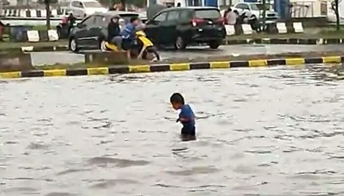 Banjir melanda wilayah terminal Tipe A KH Ahmad Sanusi Kota Sukabumi. Banjir disebabkan hujan deras yang terjadi selama 2 jam pukul 16.00 sampai 18.00 wib.